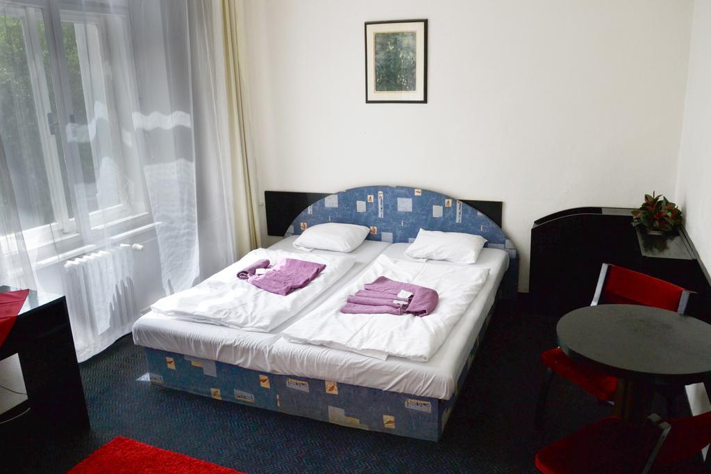 Hotel Posta Benesov  Exteriör bild